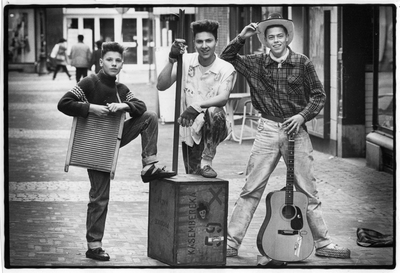 406671 Portret van de straatmuziekgroep Razorbillies in het centrum van Utrecht, met van links naar rechts Erik de ...